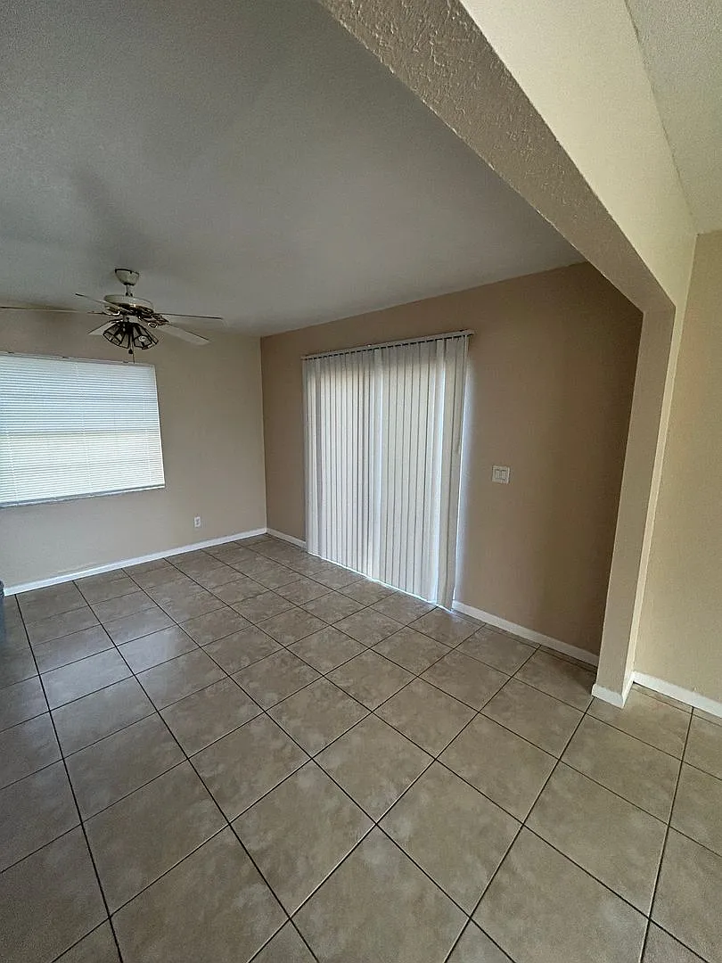 Spacious Three Bedroom Two Bath Home For Rent ! — Photo 2