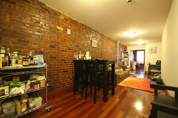 Rented by Dynamik Realty | media 16