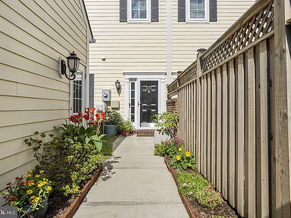 3rd image of 570 Marina Landing Ln