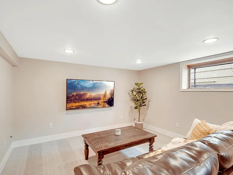 3304 Webster Ave S — Photo 12