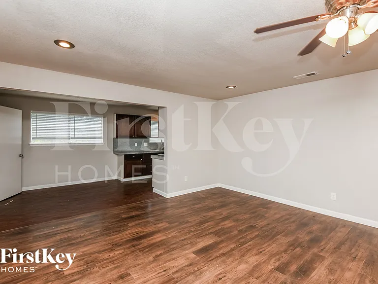 600 NW Chisholm Rd — Photo 2