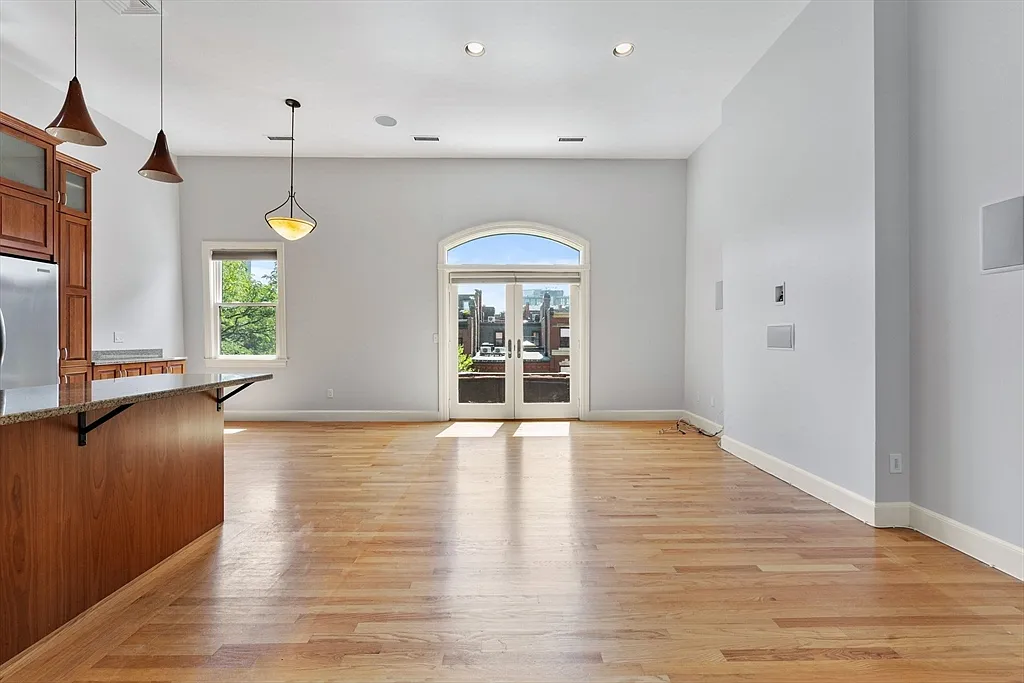 3 bed, 2.0 bath, 1506 sqft, $7,500 — Photo 2