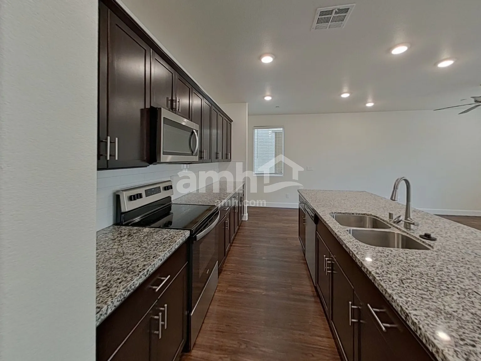 4 bed, 2.5 bath, 2130 sqft, $2,440 — Photo 4