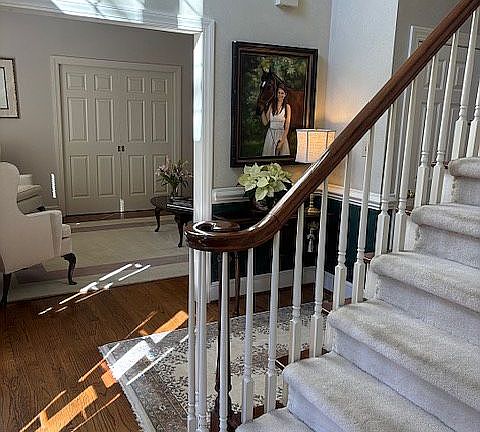Lovely 2 story foyer