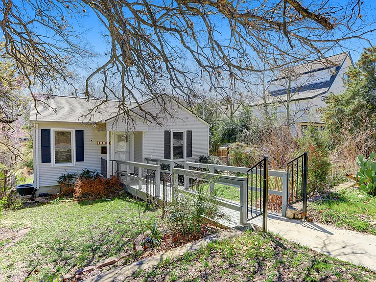 1109 Summit St — Photo 2