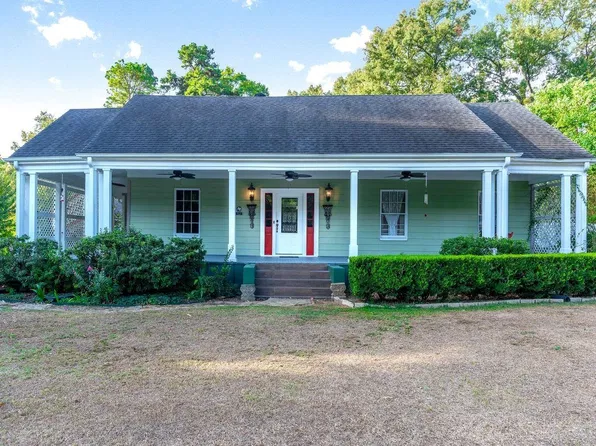 5610 Victory Dr, Marshall, TX 75672