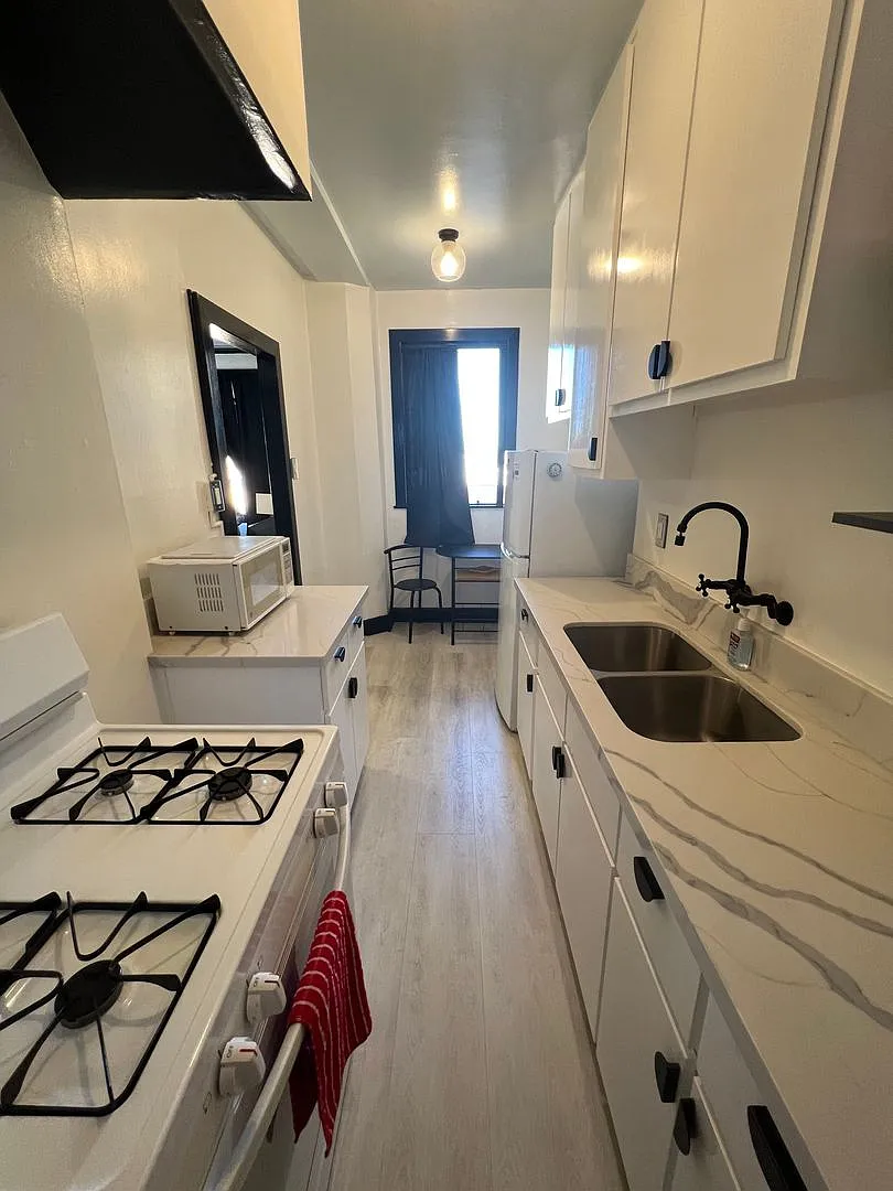 Modern Downtown Long Beach Studio | Utilities Included — Photo 1