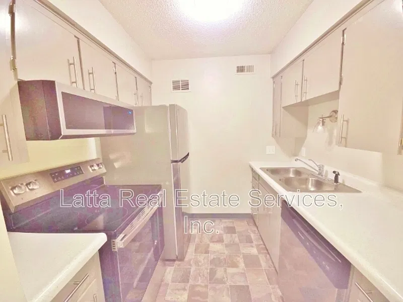 1 bed, 1.0 bath, $875 — Photo 4