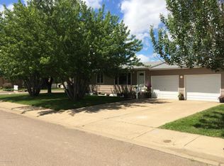 274 6th St SW, Dickinson, ND 58601