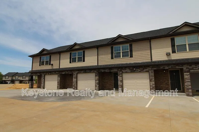 3 bed, 2.5 bath, 1640 sqft, $1,495 — Photo 1