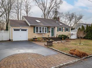 137 Foster Rd, Ronkonkoma, NY 11779