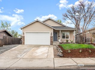 962 Crest Dr, Central Pt, OR 97502