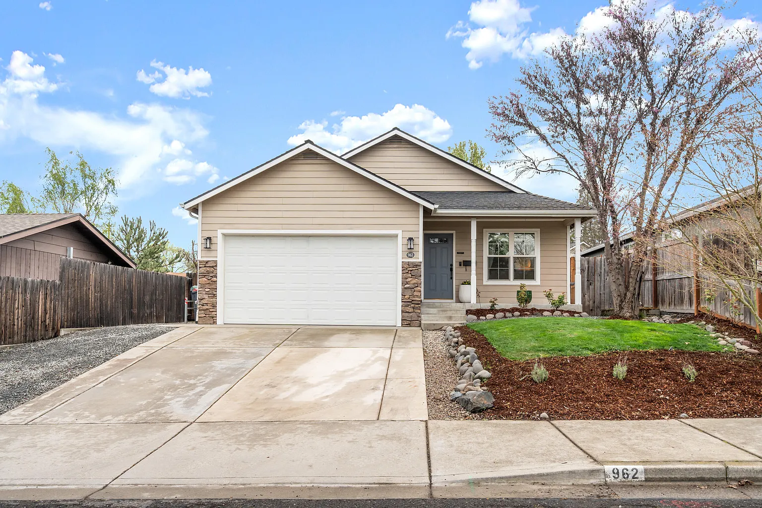 962 Crest Dr photo 1