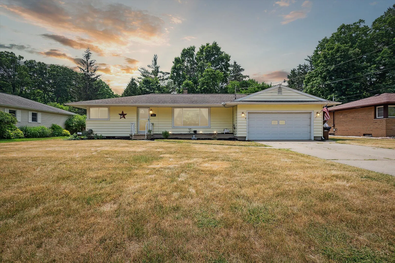 944 Thomas Dr photo 1