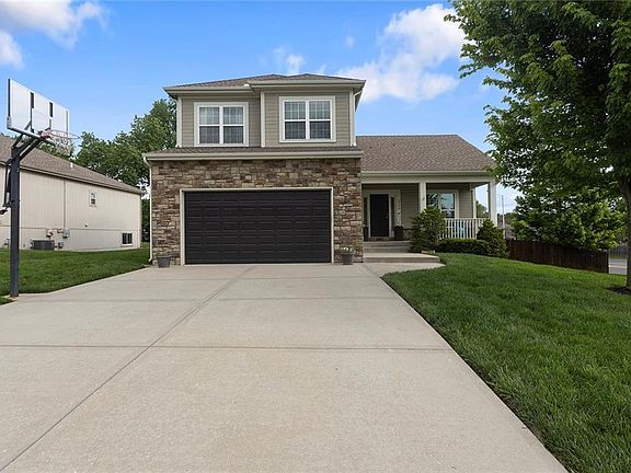 3rd image of 1740 NE Nine Oaks Dr