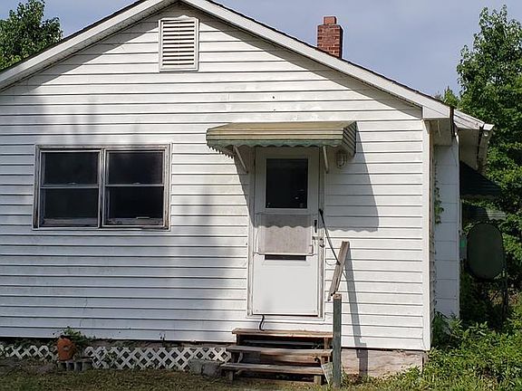 2nd image of 131 Creeks End Ln