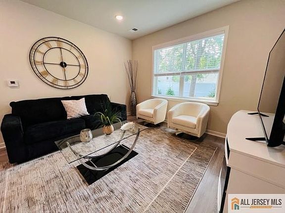 2nd image of 463 Old Post Rd