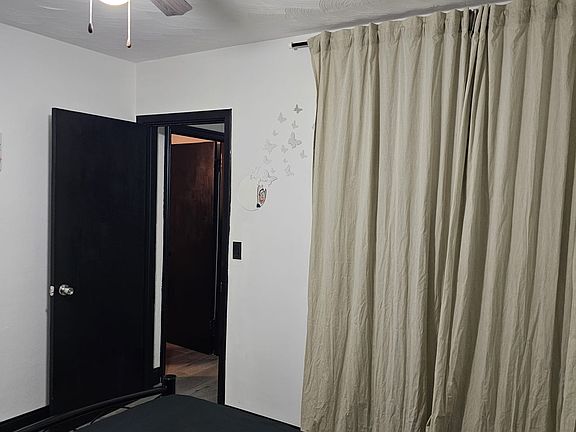 4th image of 4385 SW 51st St