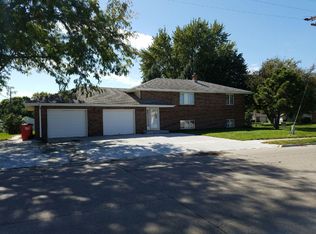 211 W Glenmore Dr, Gretna, NE 68028