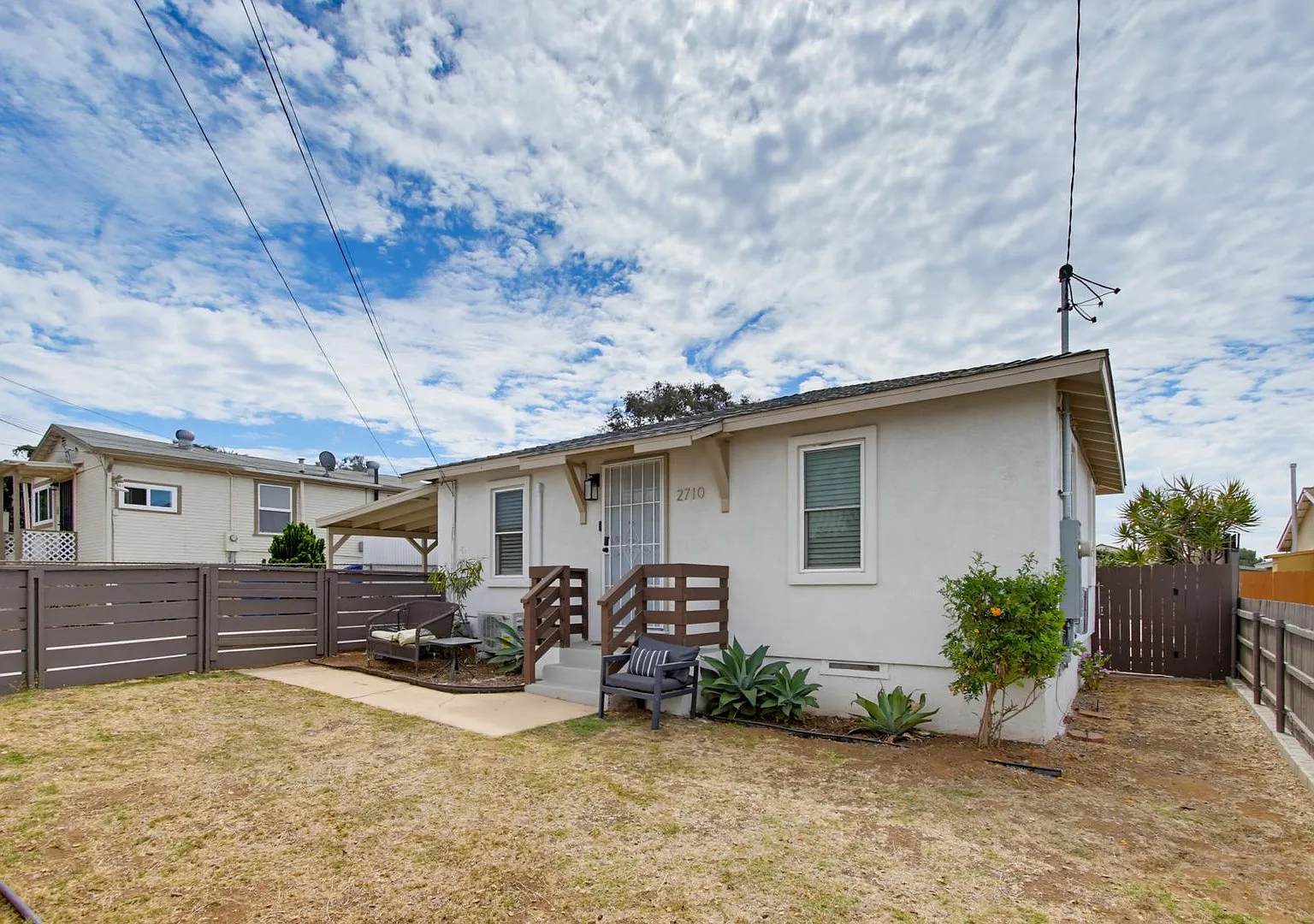 Spacious Home wiht Solar, Large Yards & Flexible Bonus Space — Photo 3