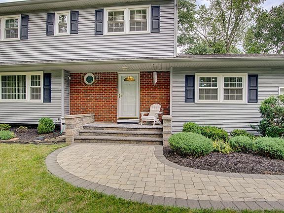 5th image of 10 Cornwall Dr