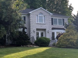 18 Mohawk Ln, Manalapan, NJ 07726