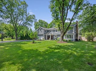 586 Earl Dr, Northfield, IL 60093