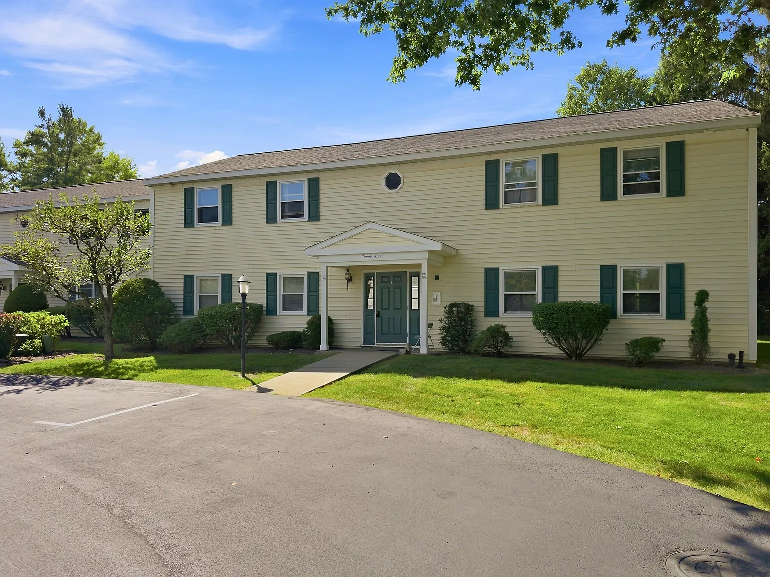 2 bed, 896 sqft, $1,800 — Photo 3