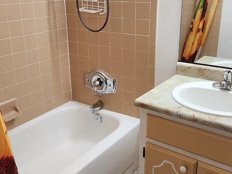 Main level full bath