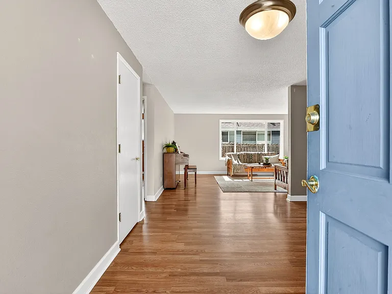 640 Stonehill Dr — Photo 2