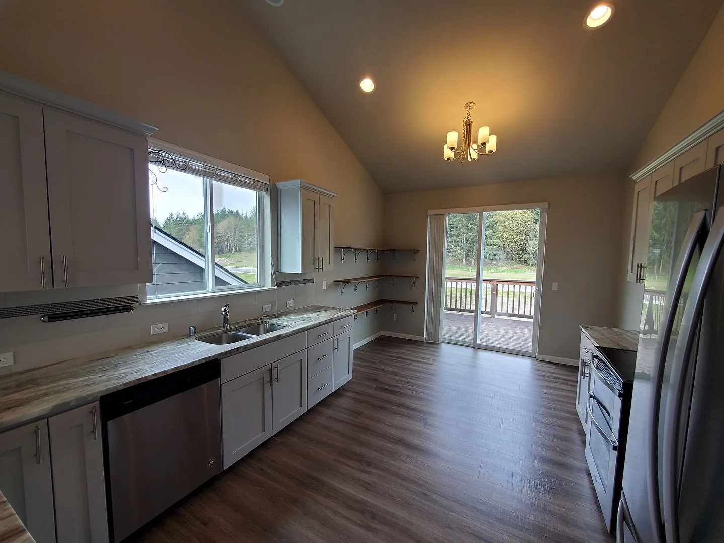 Beautiful Newer 4 Bedroom In Tahoma Terra Neighborhood! — Photo 2