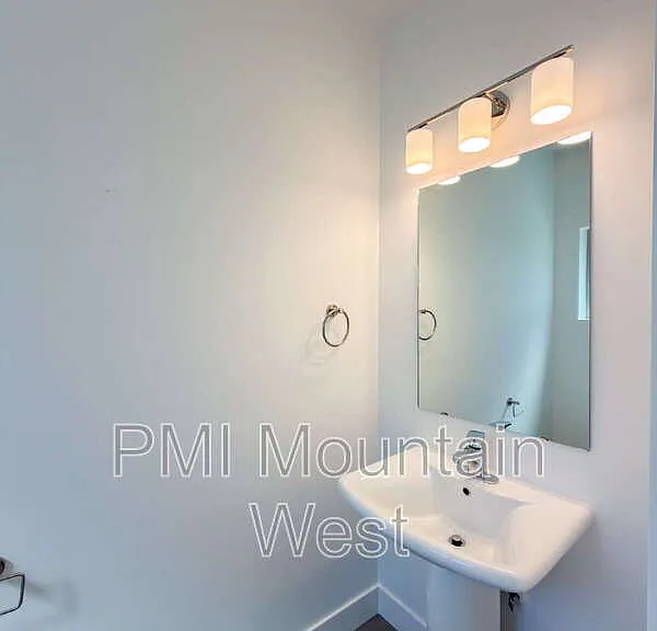 506 W 2200 N — Photo 12
