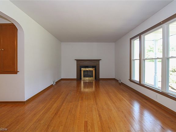 3rd image of 2497 Rosewae Dr