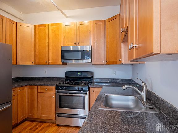 4th image of 378 George St #1