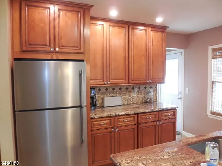 65 Fernwood Cres — Photo 9