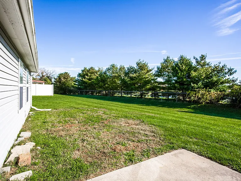 9 S Morris Blvd — Photo 16