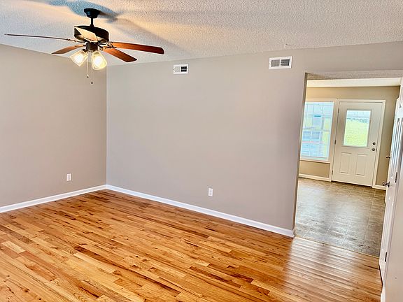 2nd image of 1162 Weeks Rd NE