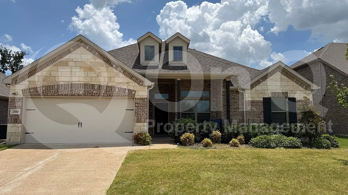 4 bed, 2.0 bath, 1956 sqft, $2,199 — Photo 1