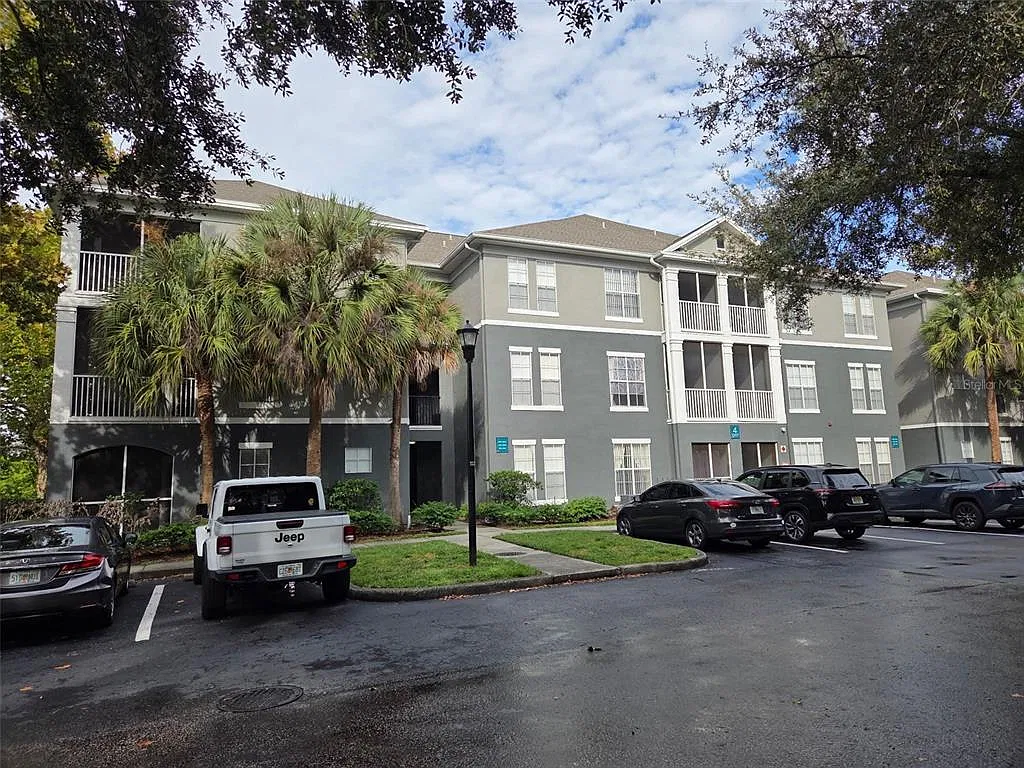 1 bed, 1.0 bath, 813 sqft, $1,275 — Photo 1