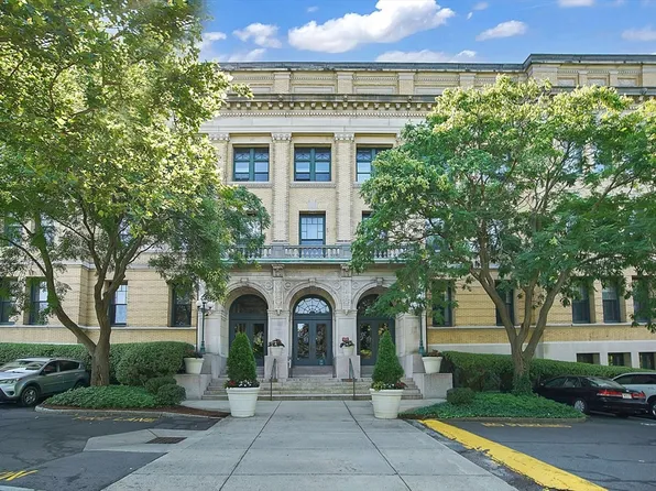 235 State St APT 227, Springfield, MA 01103