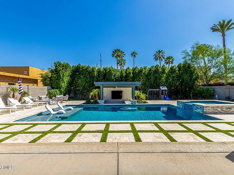 1629 E Montebello Ave — Photo 82