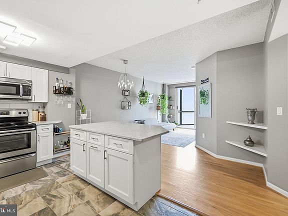 2nd image of 24 Courthouse Sq APT 306