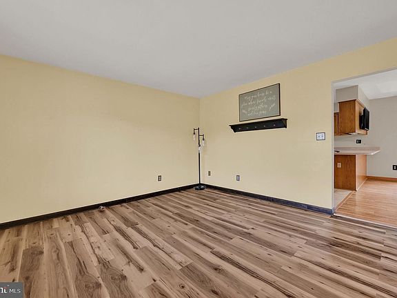 4th image of 13 Springwood Dr