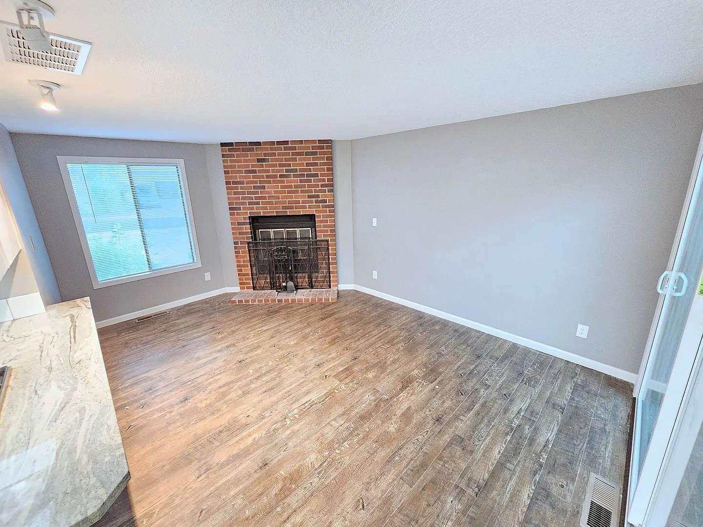 Lovely 3 Bedroom, 2 Bath House with 2 Car Garage — Photo 4