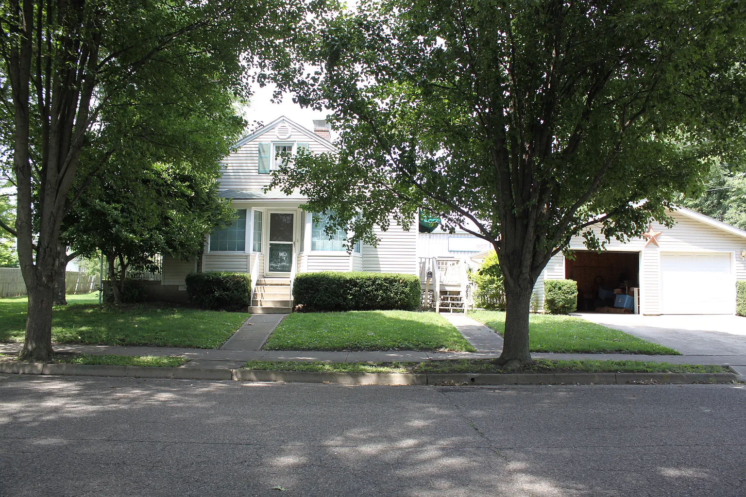 669 E Walnut St photo 1