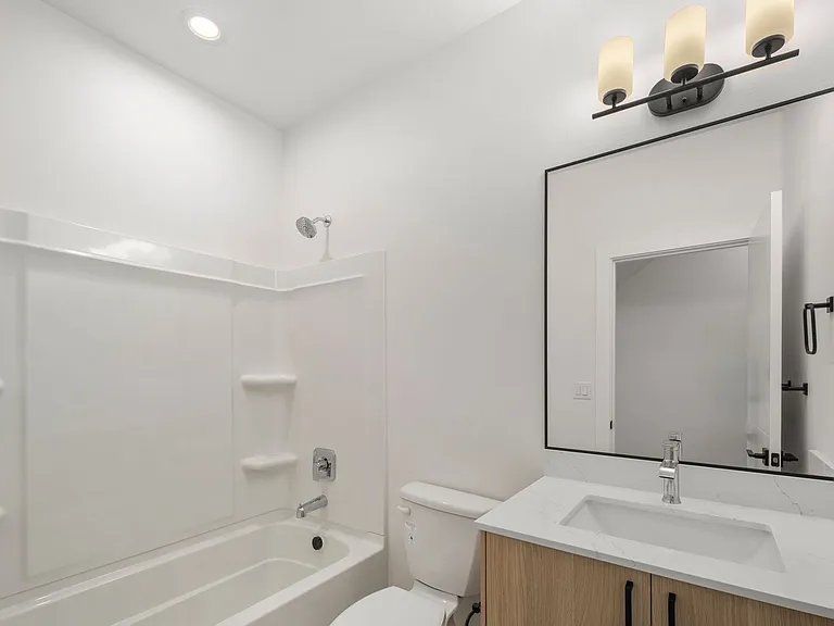 546 S Cloverdale St #D — Photo 9