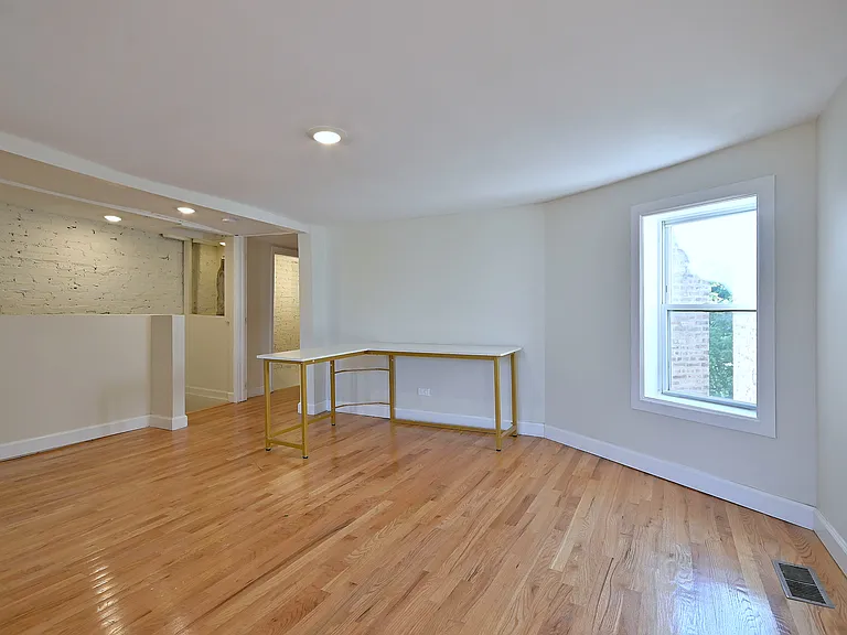 233 N Sacramento Blvd — Photo 36