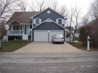 1323 NE Quail Walk Dr, Blue Springs, MO 64014