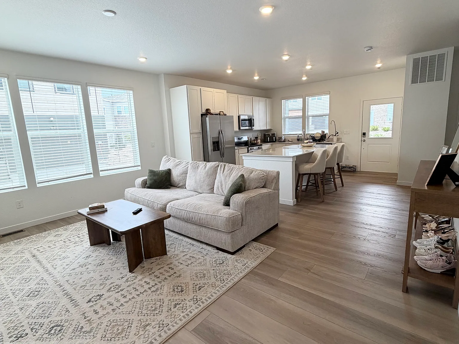 3 bed, 2.5 bath, 1623 sqft, $3,199 — Photo 2