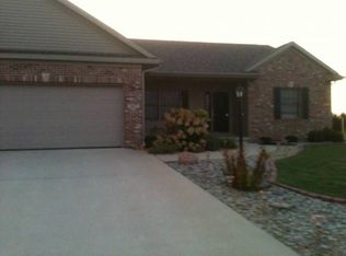 607 Country Acres Rd, Saint Joseph, IL 61873